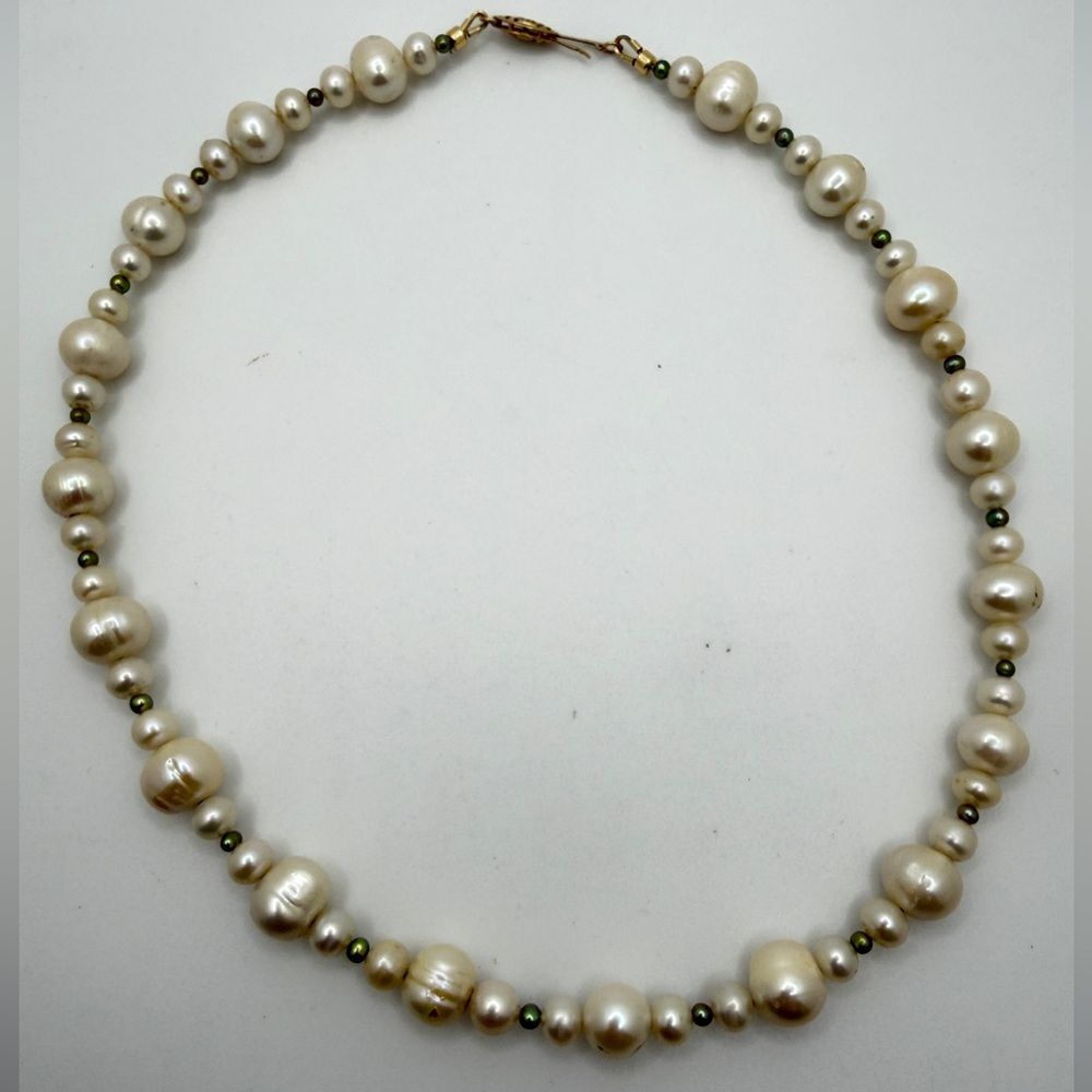 ~16.25" Vintage All cultured Pearl necklace with 14kt yellow‎ gold clasp!